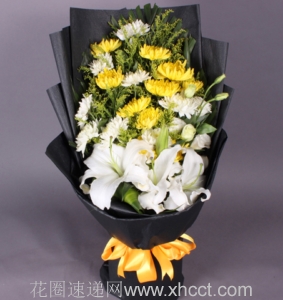 追忆-白菊6枝，白玫瑰6枝，2枝白色香水百合,黑色皱纹纸圆形包装，黄色丝带束扎